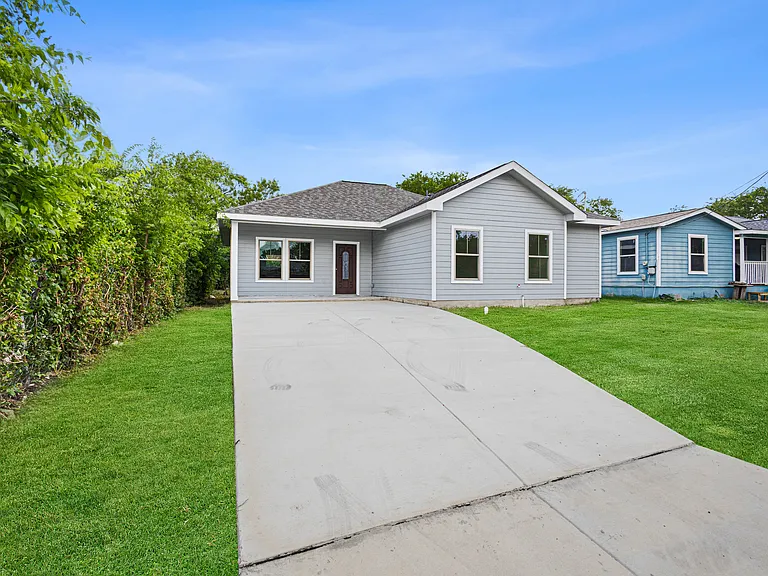 223 Florencia Ave — Photo 1