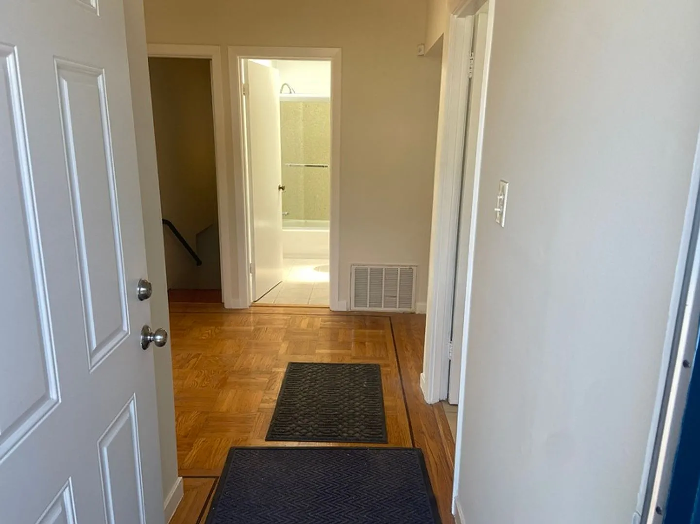Spacious Corner Home in a Sunny Neighborhood (bayview) — Photo 3