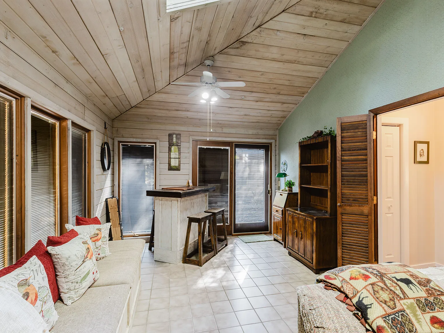 The Ultimate Lakefront Executive Retreat on Don's Point — Photo 3