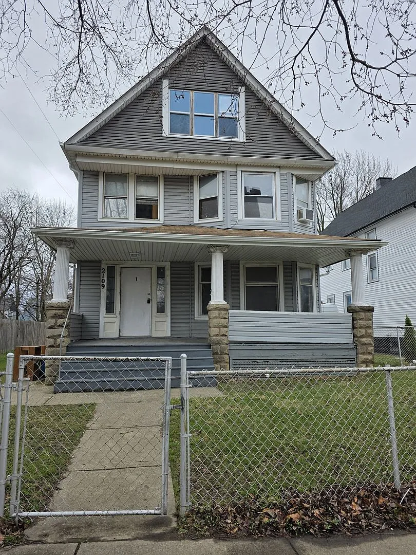 Building Photo - 2109 W 98th St