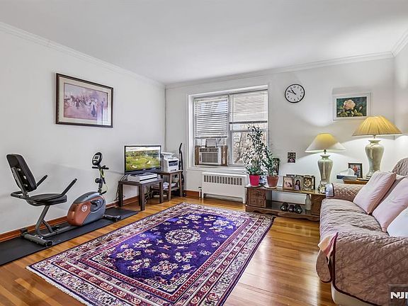 5th image of 2350 Linwood Ave APT 4E