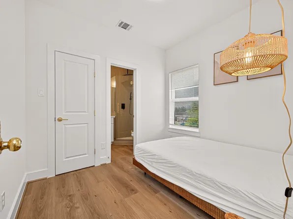 (undisclosed Address), Houston, TX 77020