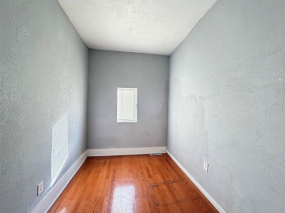 5th image of 145 E 21st St