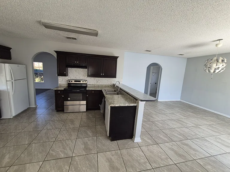 712 Parrot Ct — Photo 15