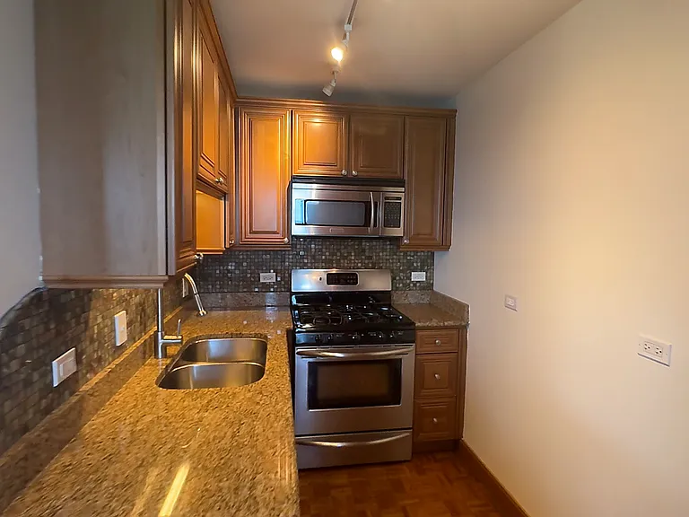 48 E Schiller St #B — Photo 3