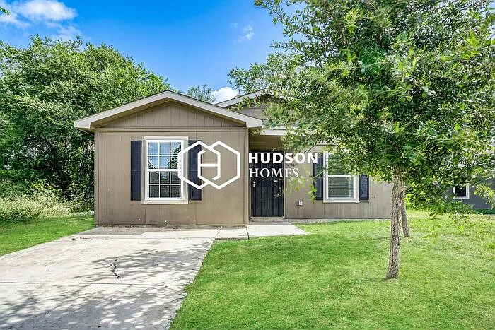 3 bed, 2.0 bath, 909 sqft, $1,195 — Photo 1