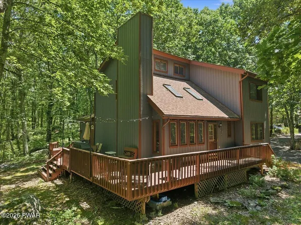 805 Mustang Ct, Lords Valley, PA 18428