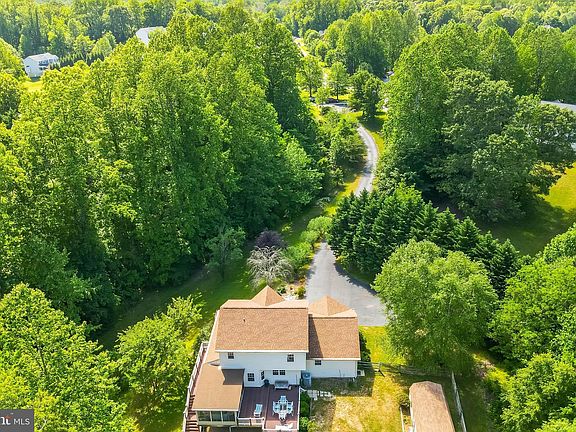 3rd image of 105 Aspen Woods Dr
