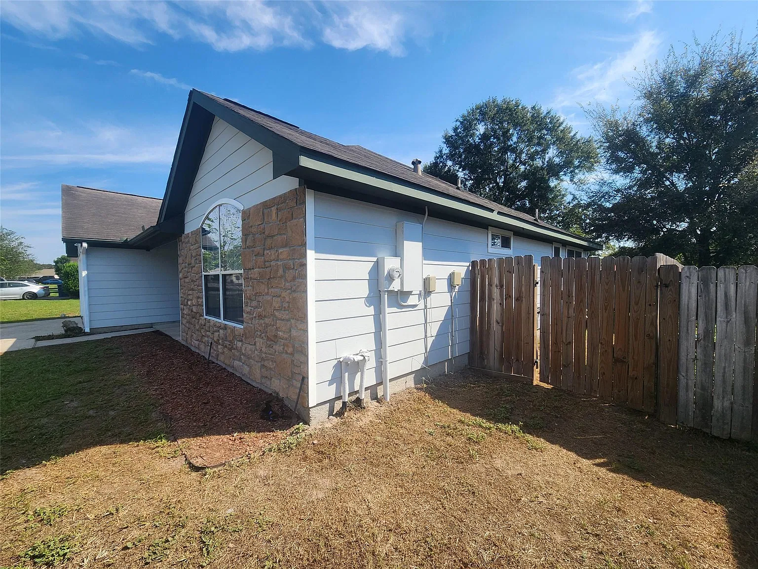 3 bed, 2.0 bath, 1262 sqft, $1,400 — Photo 2