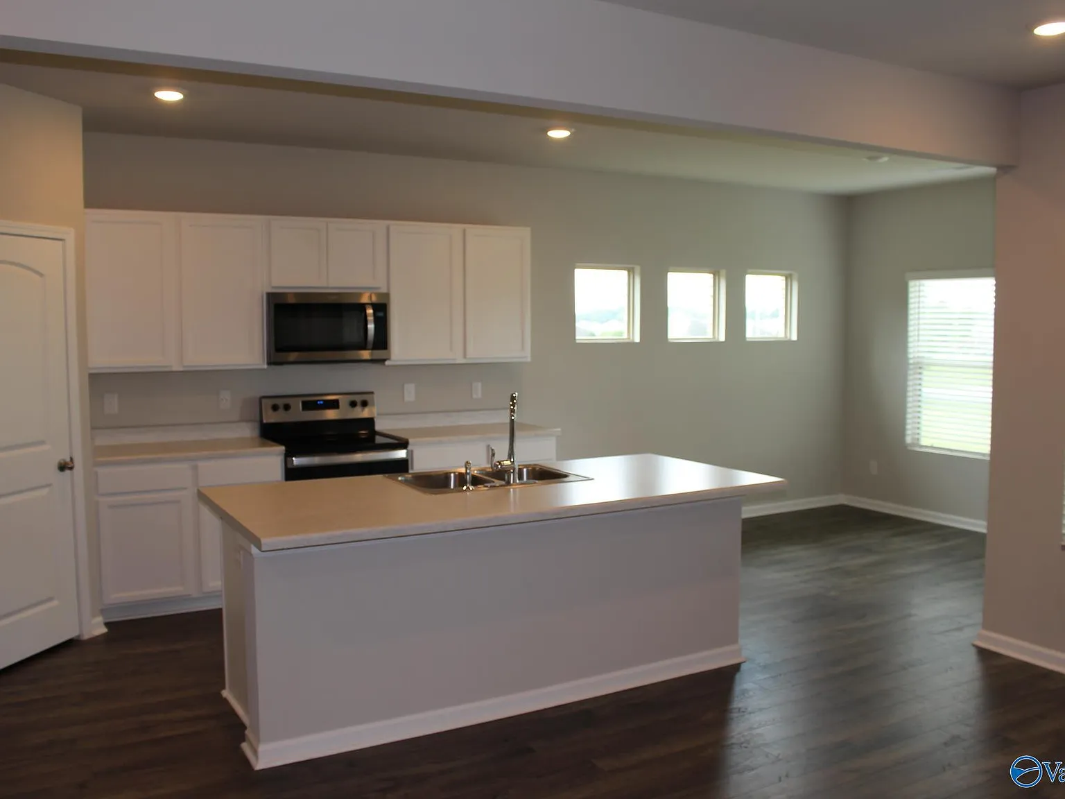 4 bed, 3.0 bath, 2019 sqft, $1,950 — Photo 3