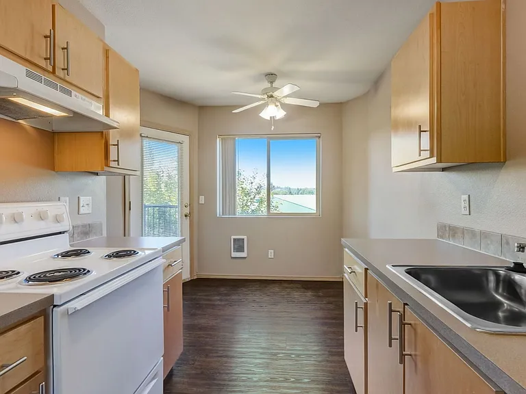 Kitchen/Dining Kitchen/Dining