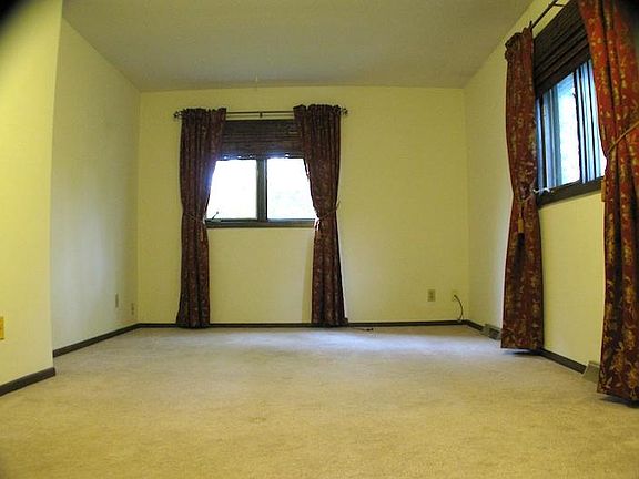 3rd image of 404 Heritage Cir N #1