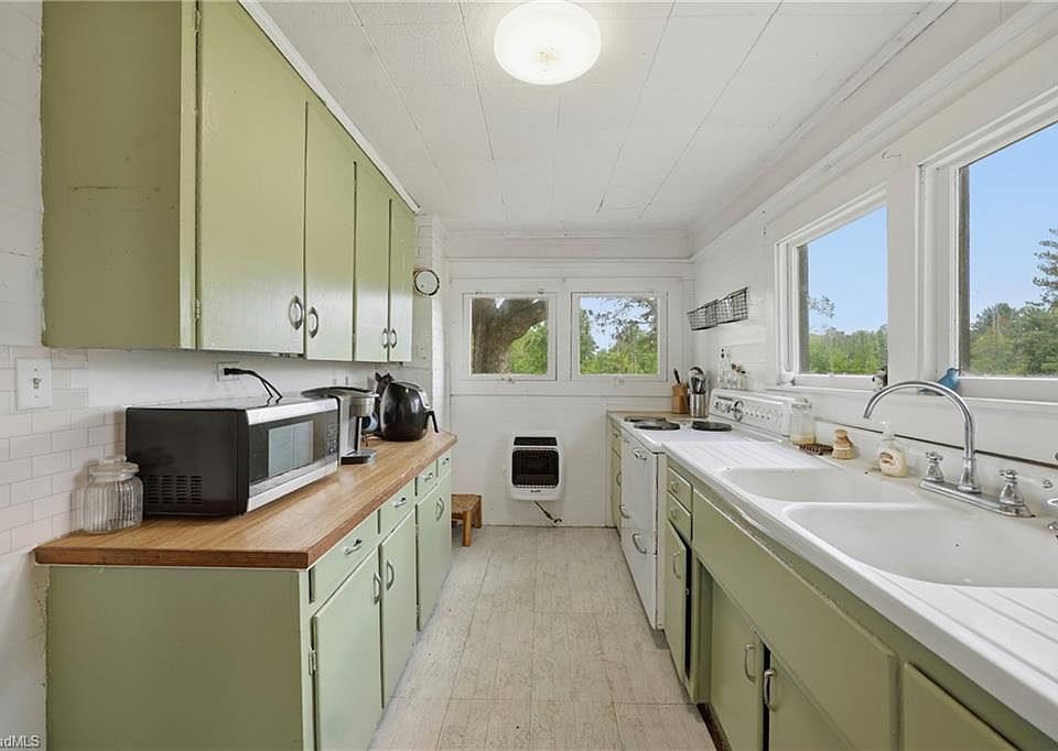 19th image of 985 Traphill Rd