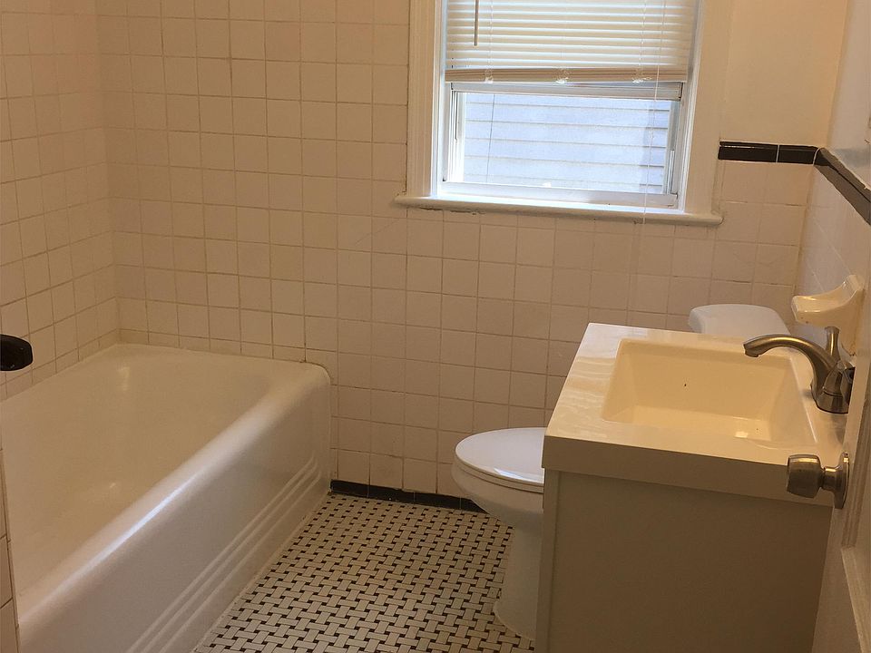 2nd image of 1522 V St SE APT 2