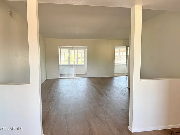 10217 W Mission Ln — Photo 4