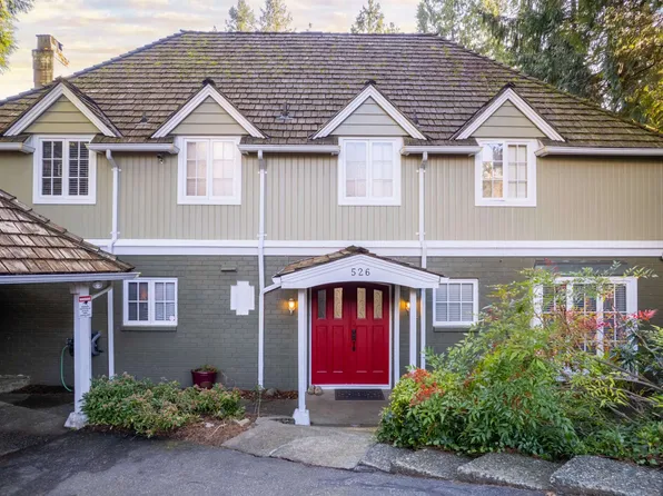 526 Newdale Pl, West Vancouver, BC V7T 1W5