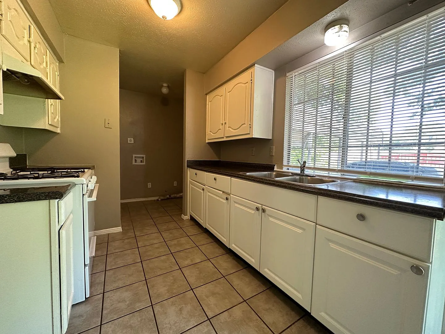 7445 Hillstar Cir 75217 — Photo 2