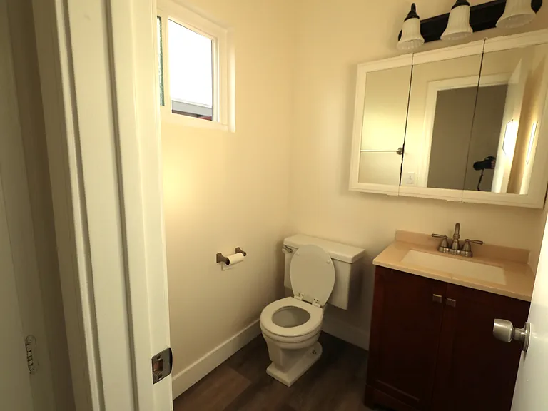 Downstairs 1/2 bathroom