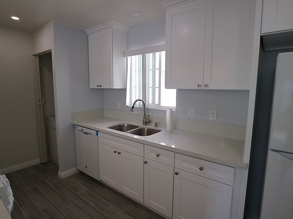 3rd image of 136 Cerritos Ave