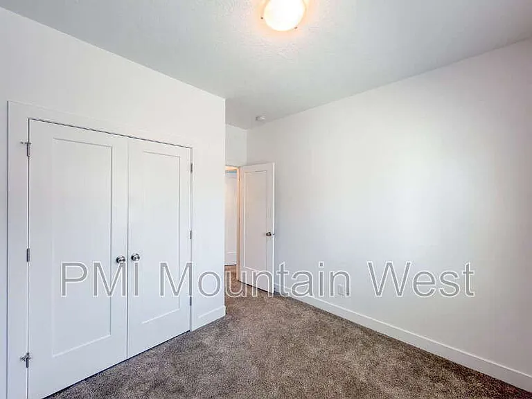 506 W 2200 N — Photo 32