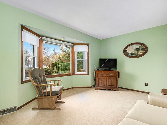 3rd image of 8111 Burlingame Ave SW