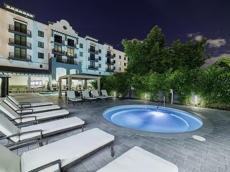 club-prado-jacuzzi-night (Copy)