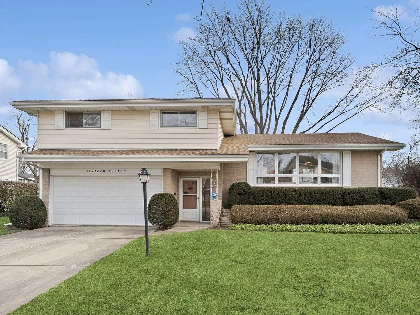 1609 Executive Ln photo 1