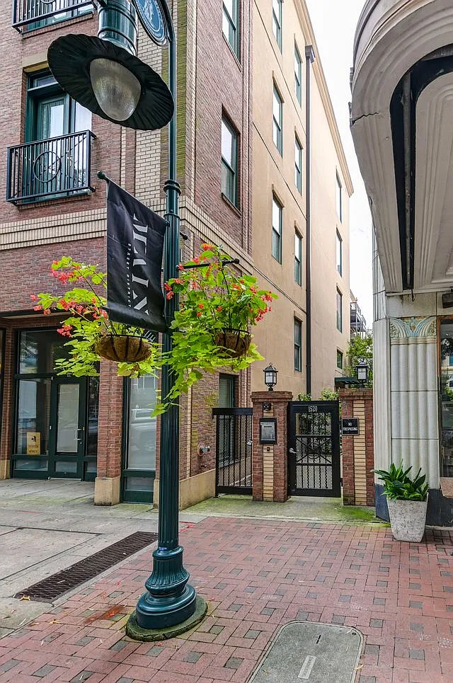 Building Photo - 1520 Main St #4F