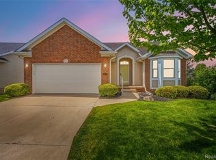 1171 Creekside Ct, Burton, MI 48509