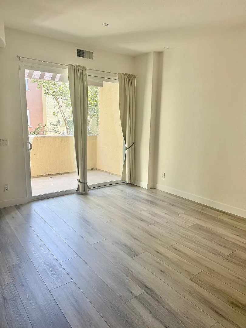 Modern 2 Bedroom Condo in Mission Valley — Photo 3