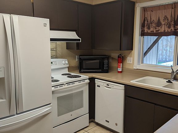 3rd image of 1198 Glengrove Ave