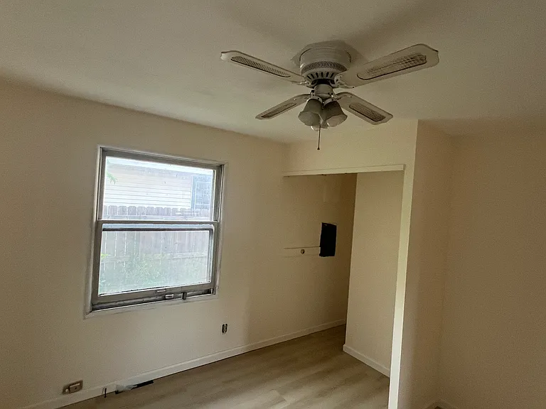 300 Parkview Dr — Photo 8