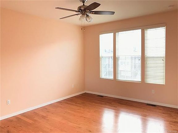 5th image of 27972 Hopkins Dr #1