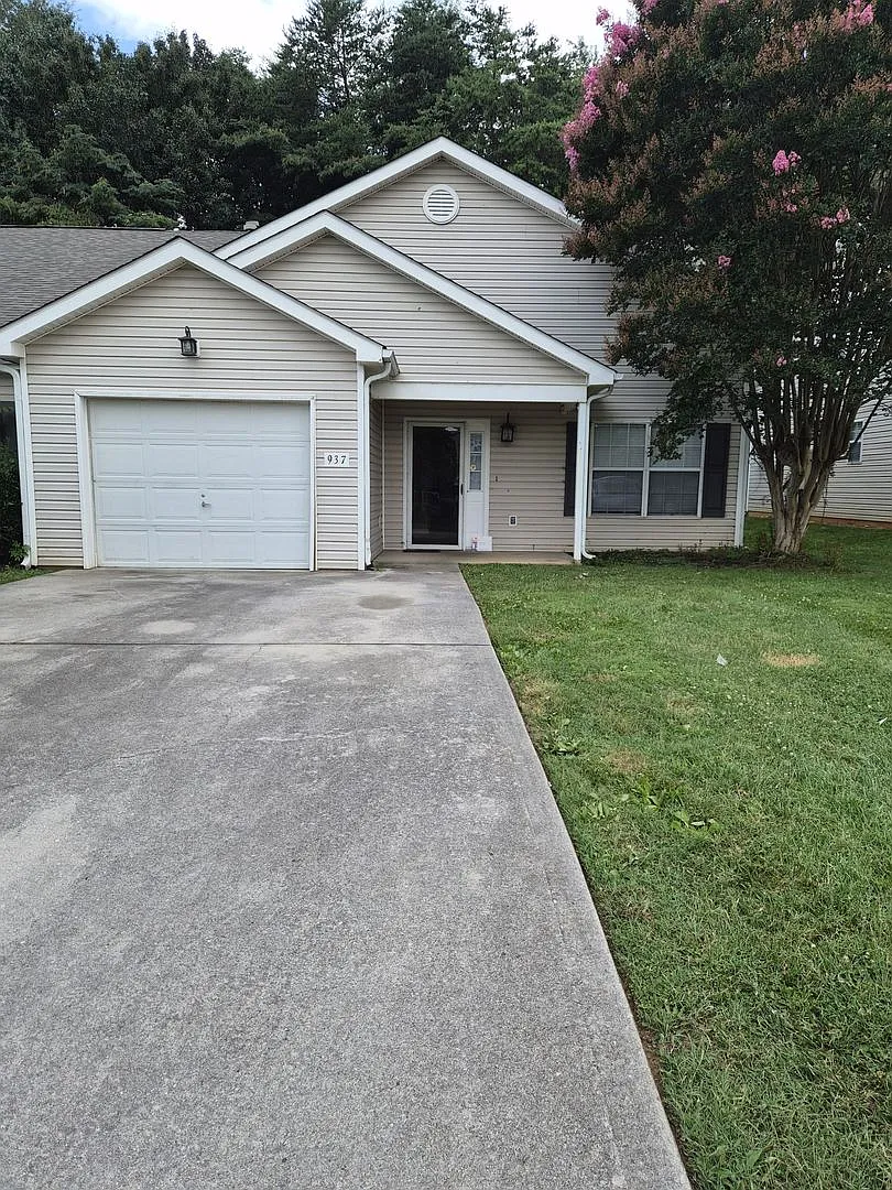 West Knoxville 37934 - Pet Friendly, 3 bedroom, 2. — Photo 1