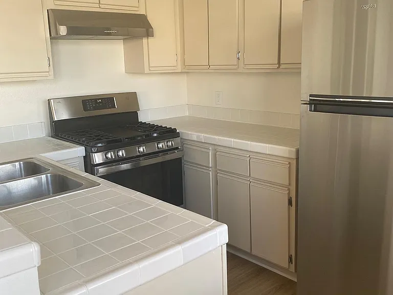 564 N Ardmore Ave #9 — Photo 5