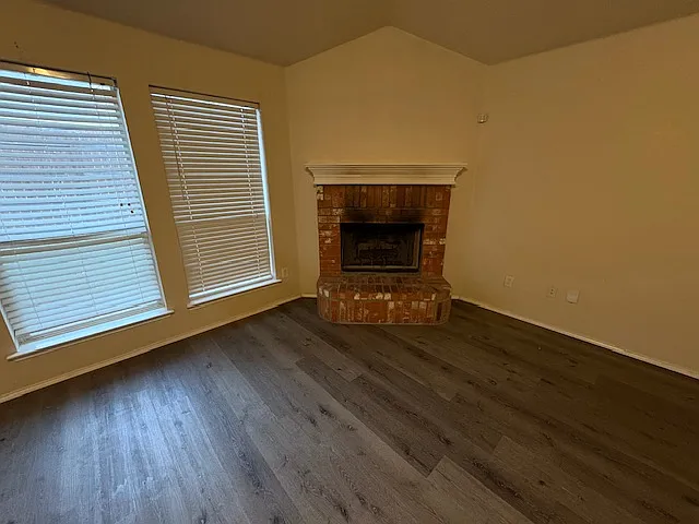3 bed, 1877 sqft, $2,200 — Photo 2
