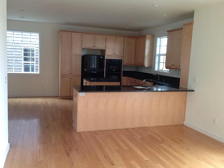 1240 Queen St — Photo 12