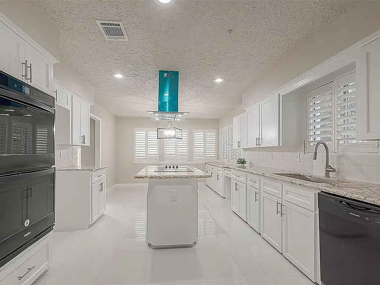 6107 Sanford Rd — Photo 17