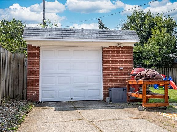 4th image of 16515 Sedalia Ave