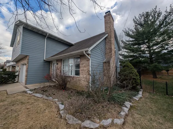 2220 Greenfield Dr, Belleville, IL 62221