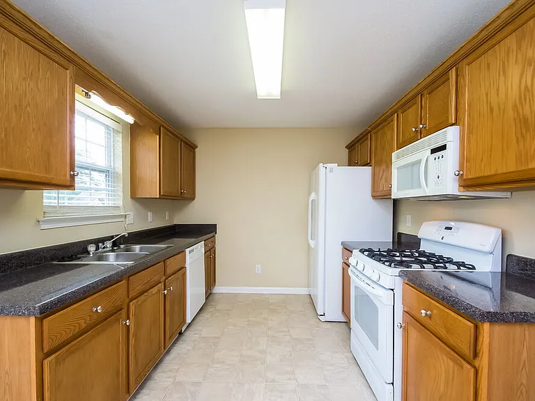 19 Colonial Way — Photo 5