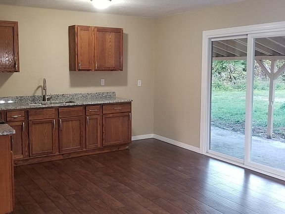 3rd image of 851 Carlyle Ave SE
