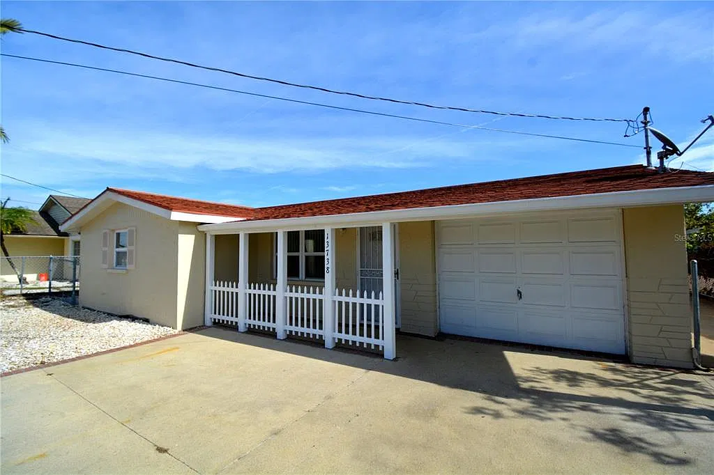 3 bed, 2.0 bath, 1348 sqft, $2,270 — Photo 2