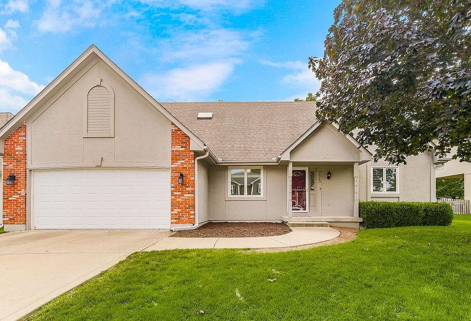1st image of 225 SE Citadel Dr