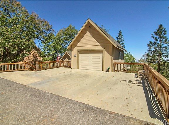 3rd image of 1423 1423 Yosemite Dr
