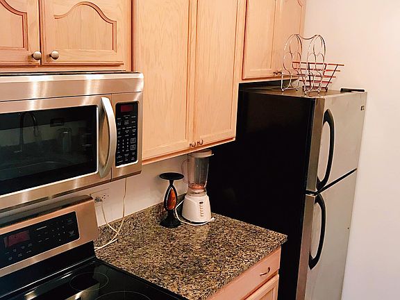 5th image of 2730 N Pine Grove Ave #9H