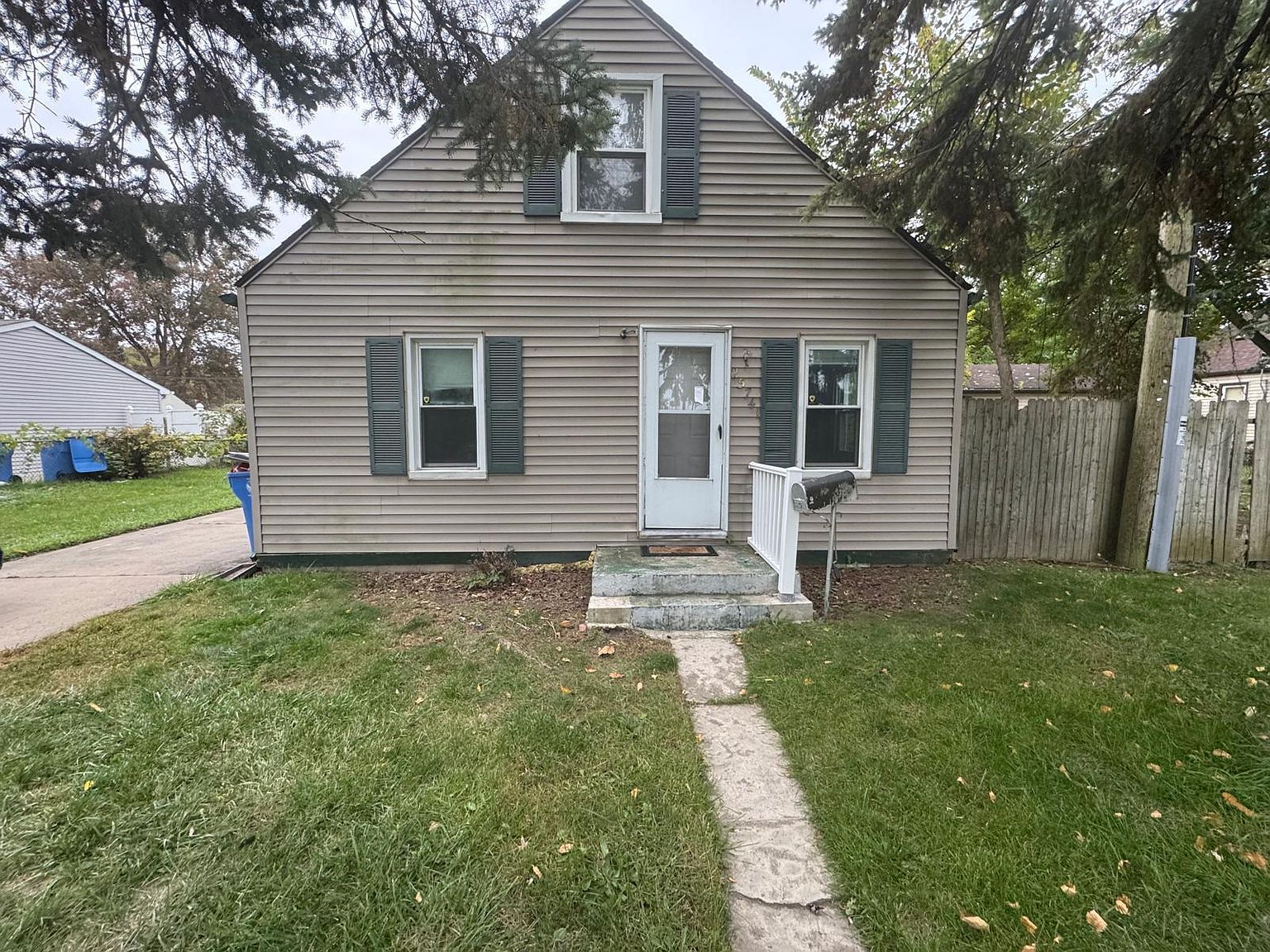 25741 Norfolk St, Dearborn Heights, MI 48125