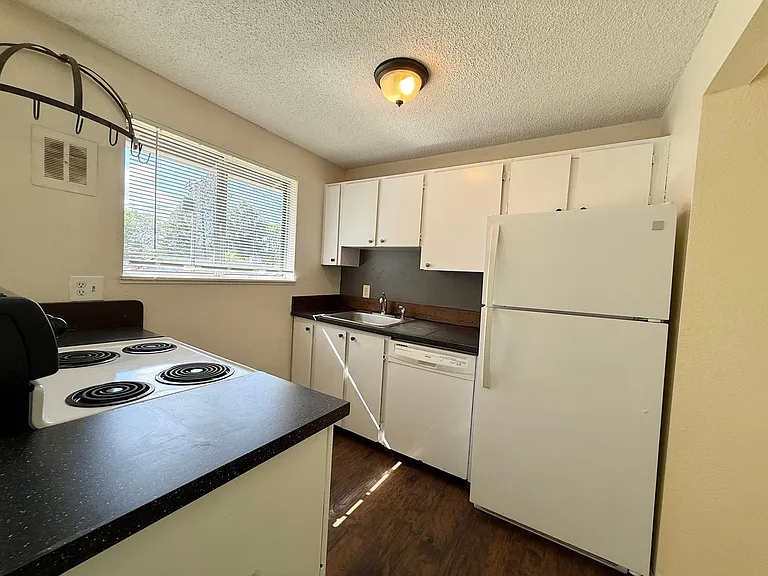 5925 SW Main Ave #1-6 — Photo 7