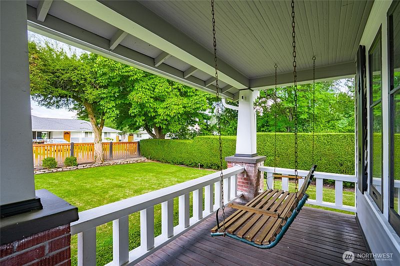 3rd image of 527 17th Street SE