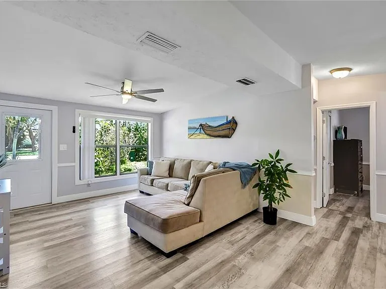 2047 Harbor Ln — Photo 6